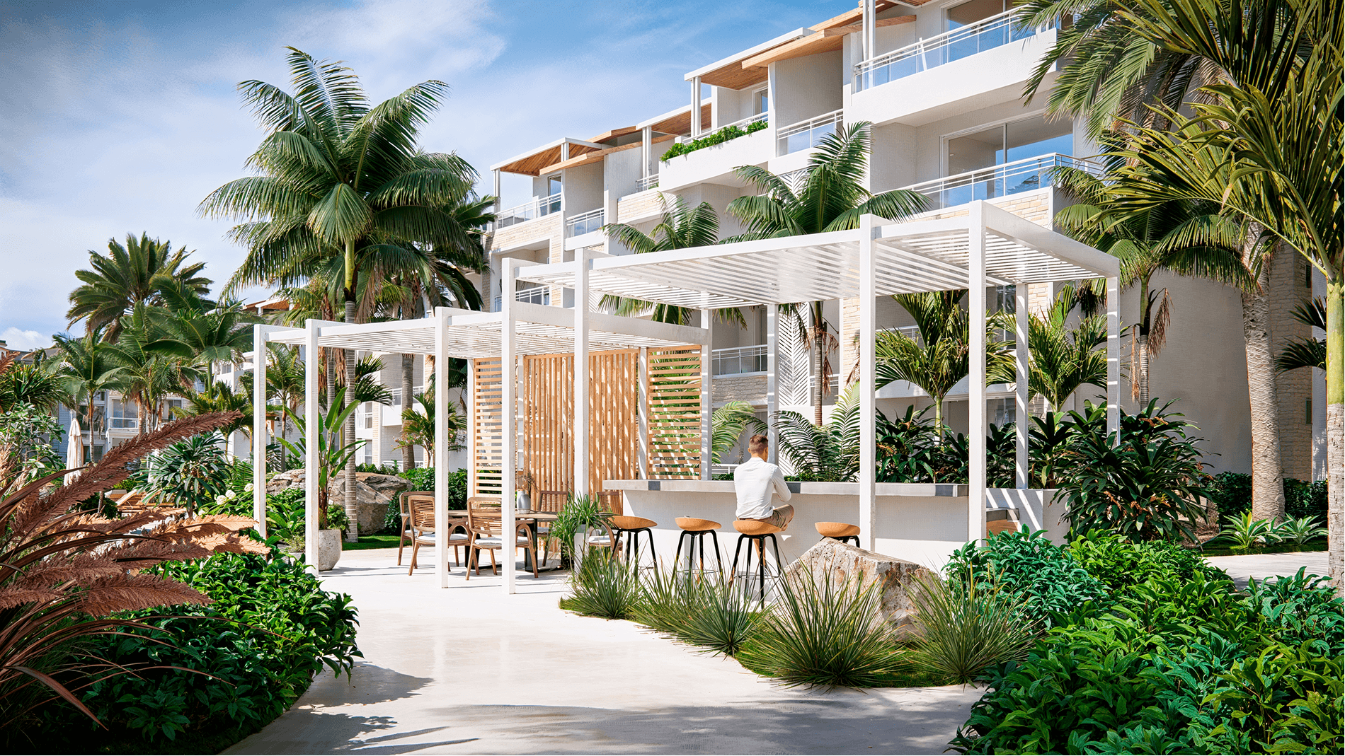 Vista aérea del proyecto Aurora Dominicus II con piscina central y edificios rodeados de vegetación